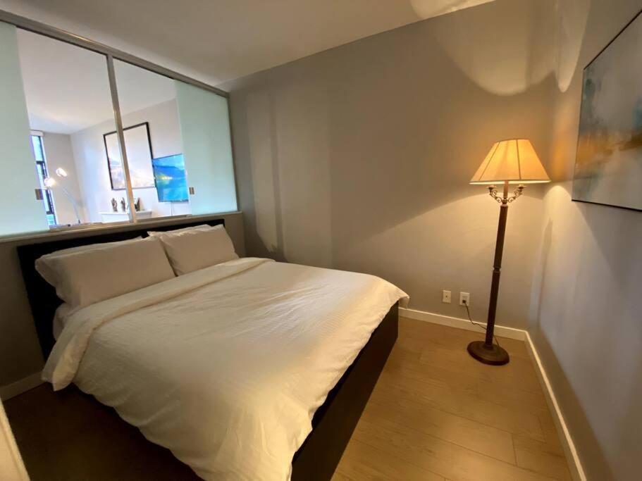 Entire Condo In Heart Of Downtown Vancouver Exterior foto